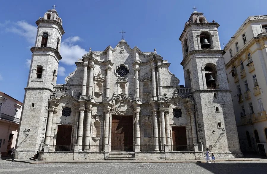 Iglesia en La Habana, Cuba, con detalles arquitectónicos destacados.