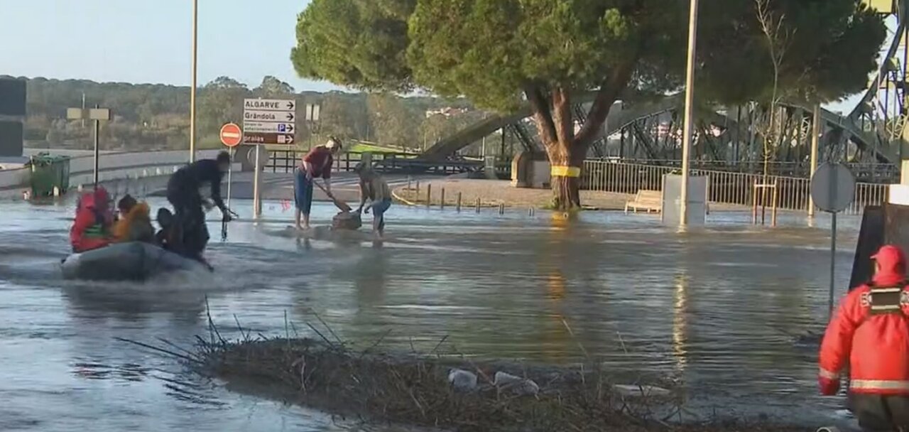 Personas en bote en una zona inundada de Alcácer do Sal