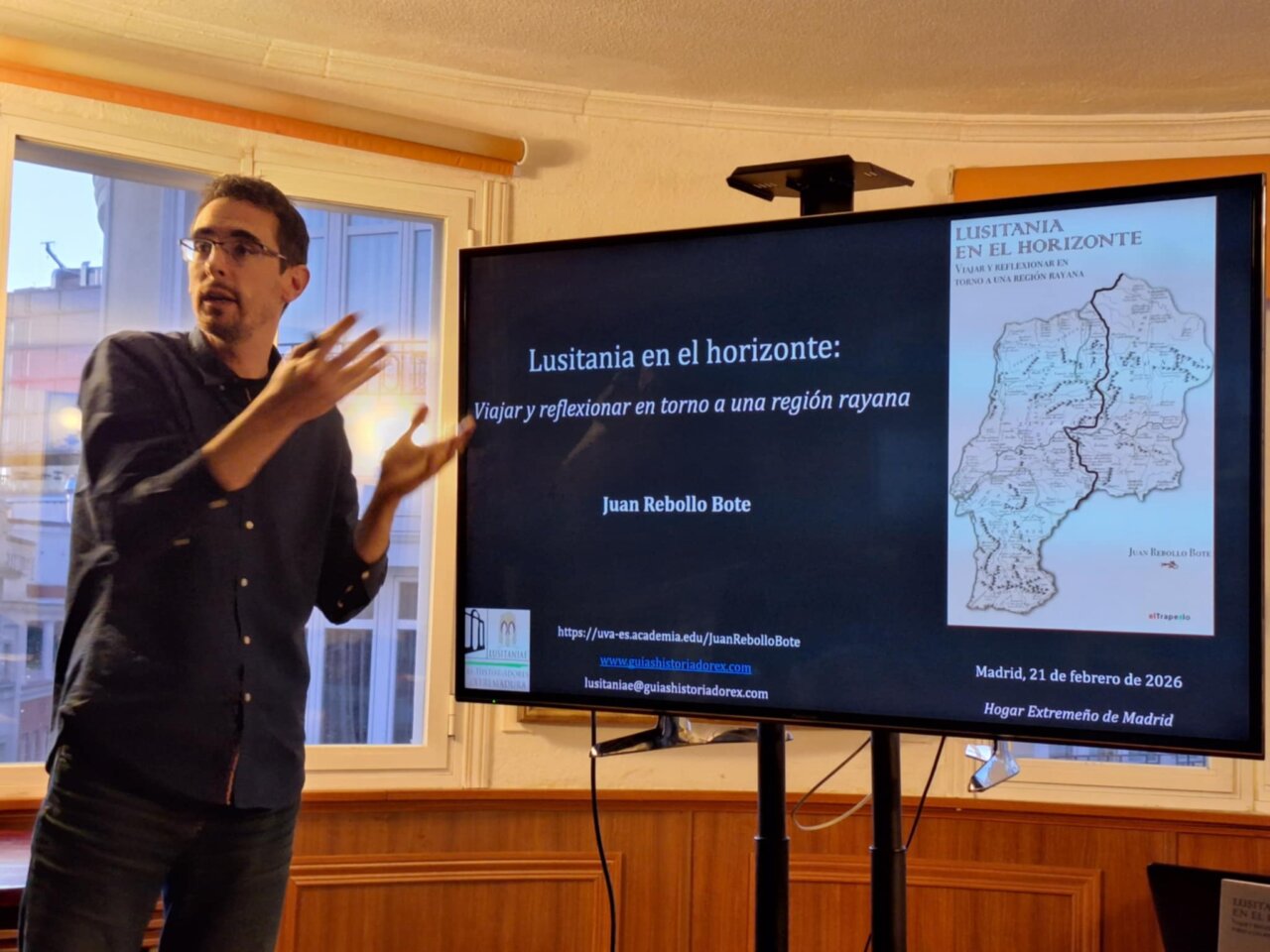 Juan Rebollo Bote presentando su obra sobre Lusitania en un evento en Madrid