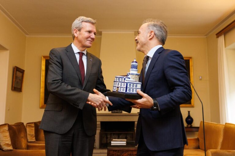 Dos líderes estrechando manos en una reunión importante sobre el TGV.
