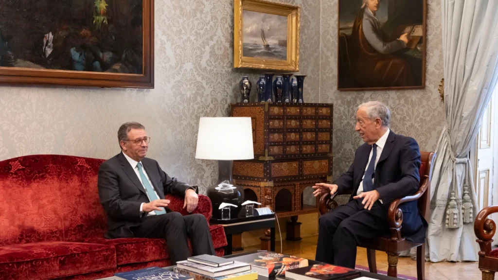 Marcelo Rebelo de Sousa y António José Seguro conversando en un salón