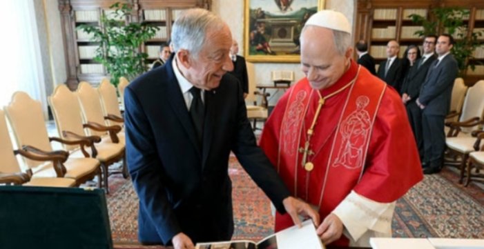 Marcelo Rebelo de Sousa y Papa Leão XIV en el Vaticano