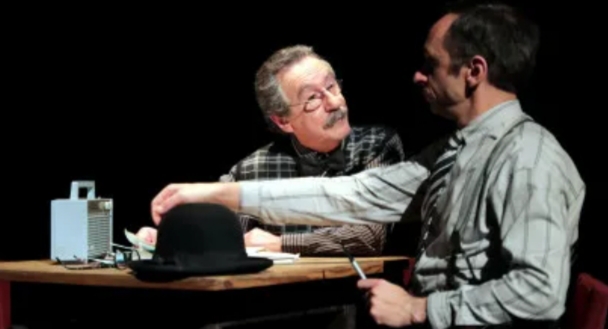 Mário Moutinho y otro actor en una escena teatral