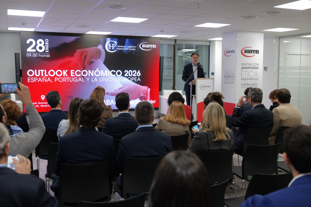 Mario Alonso inaugurando el evento Outlook Económico 2026 en Auren Madrid