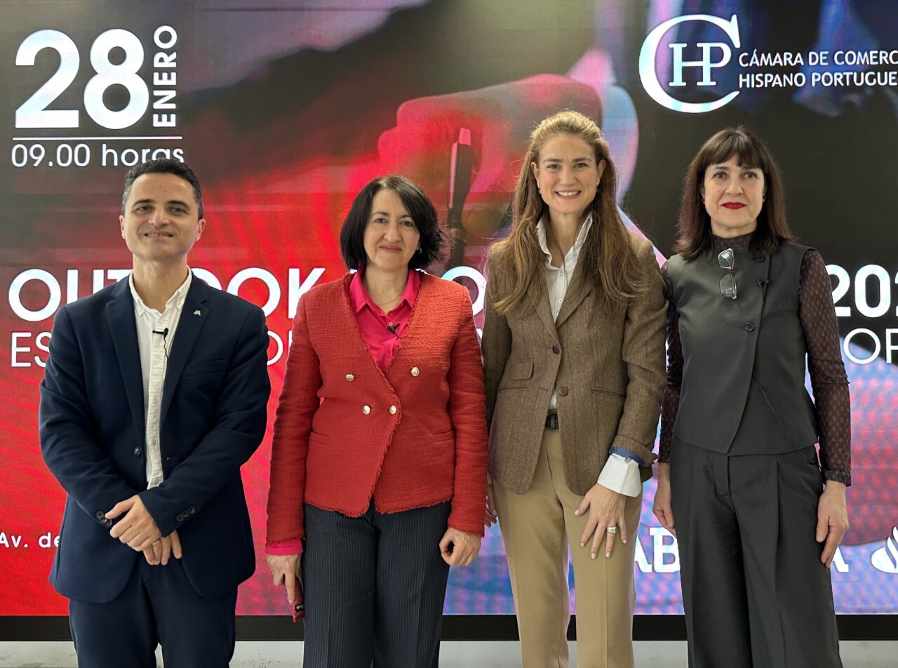 Cuatro ponentes en el evento Outlook Económico 2026 en Madrid