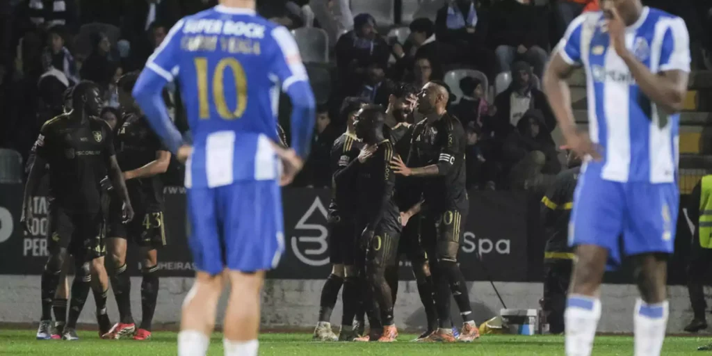 Jugadores del Casa Pia celebrando un gol contra el Porto en el estadio.