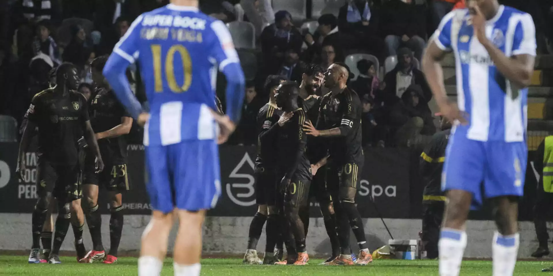 Jugadores del Casa Pia celebrando un gol contra el Porto en el estadio.