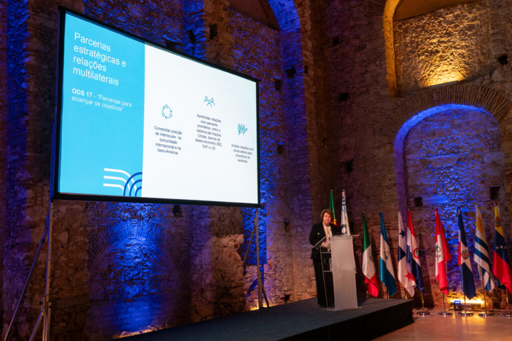 Ponente en el Teatro Thalia presentando el plan de actividades de la OEI