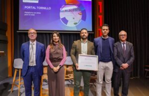 Representantes de Mercadona recibiendo un reconocimiento por el Portal Tornillo