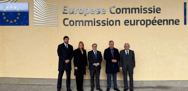 Alcaldes de Sevilla y Huelva en la Comisión Europea pidiendo el AVE