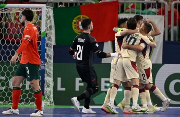 Jugadores de la selección española celebran un gol en la final de futsal