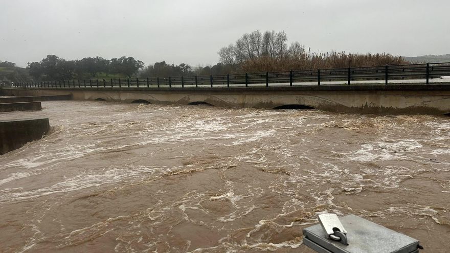 Río desbordado en la frontera entre España y Portugal debido al temporal Leonardo