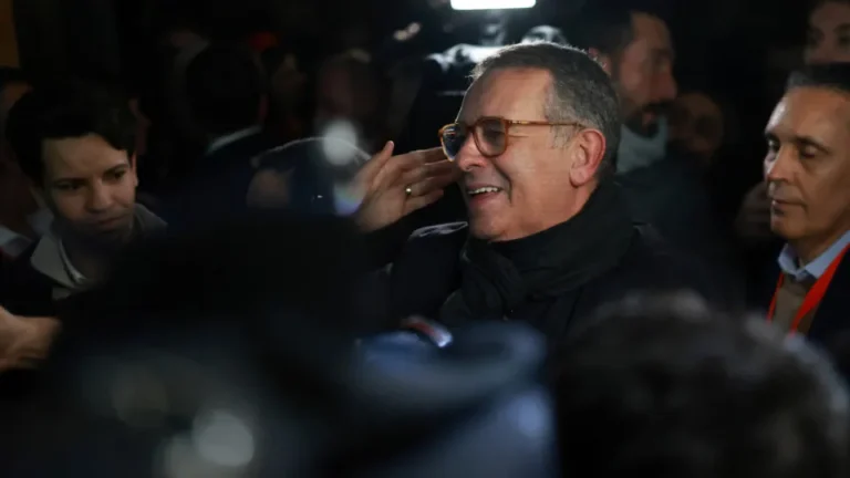 António José Seguro celebrando su victoria electoral en un ambiente festivo.