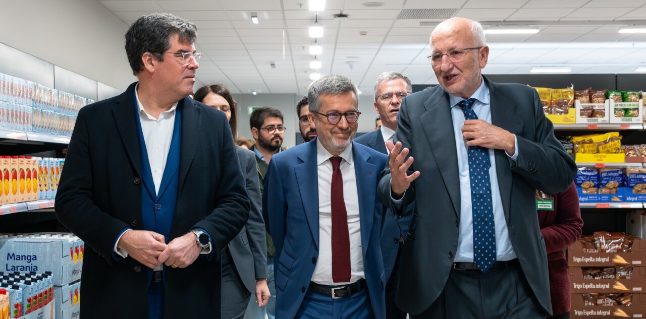 Visita institucional a la nueva tienda de Mercadona en Lisboa con autoridades presentes.