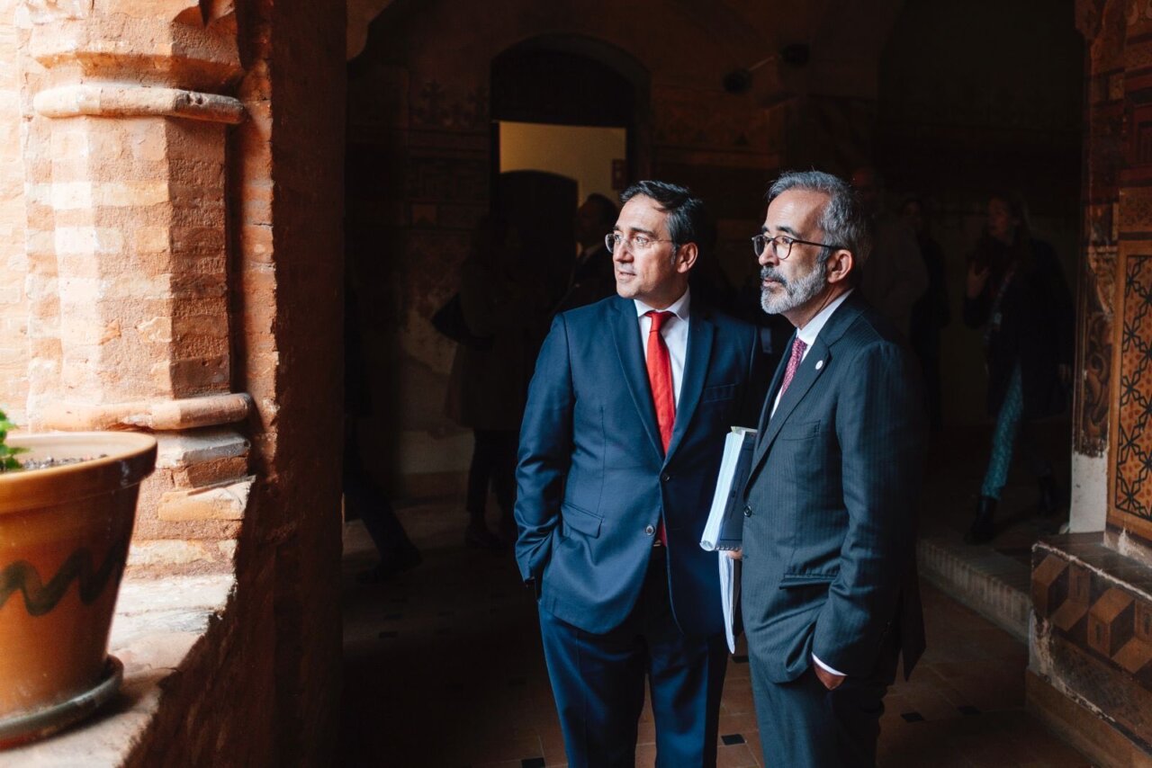 Dos líderes políticos discutiendo en un entorno histórico