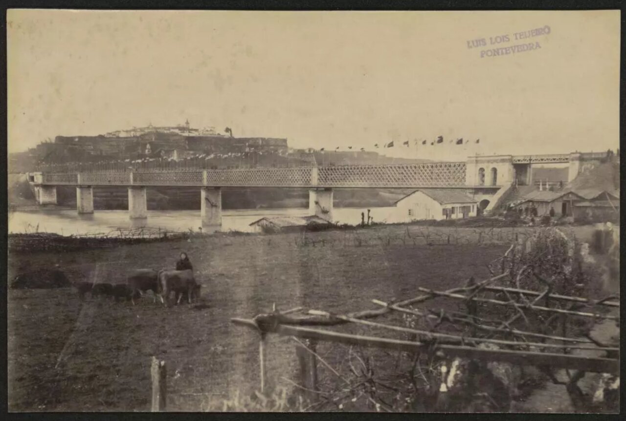 Vista histórica del puente entre Tui y Valença sobre el río Miño
