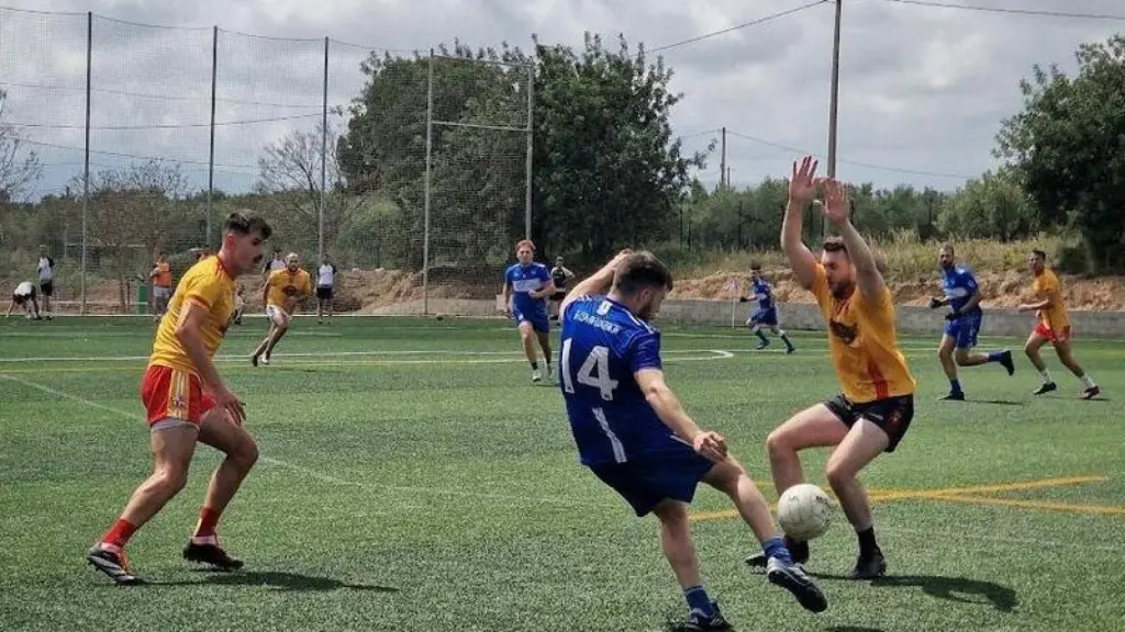 Jugadores compitiendo en un partido de fútbol gaélico en A Coruña