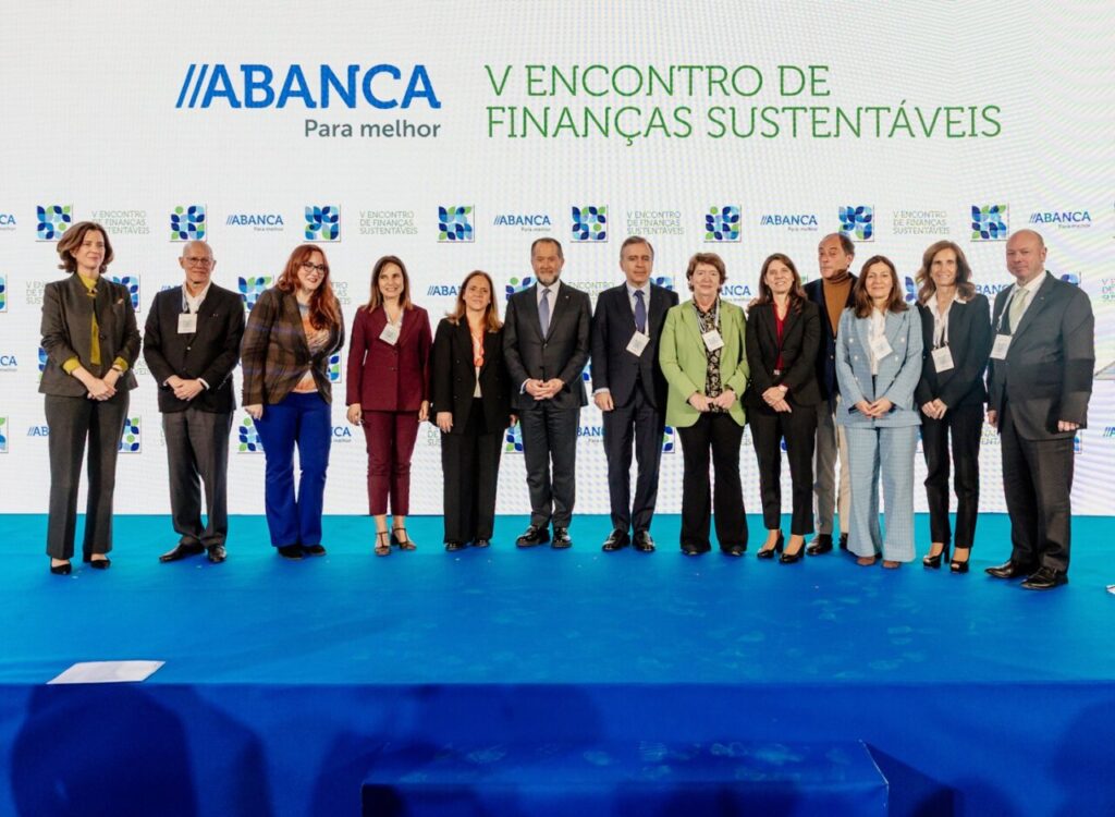 Grupo de personas en el V Encuentro de Finanzas Sostenibles de ABANCA en Lisboa