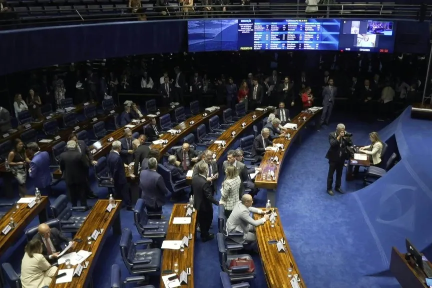 Senadores discutiendo el acuerdo comercial entre la UE y Mercosur en Brasil.