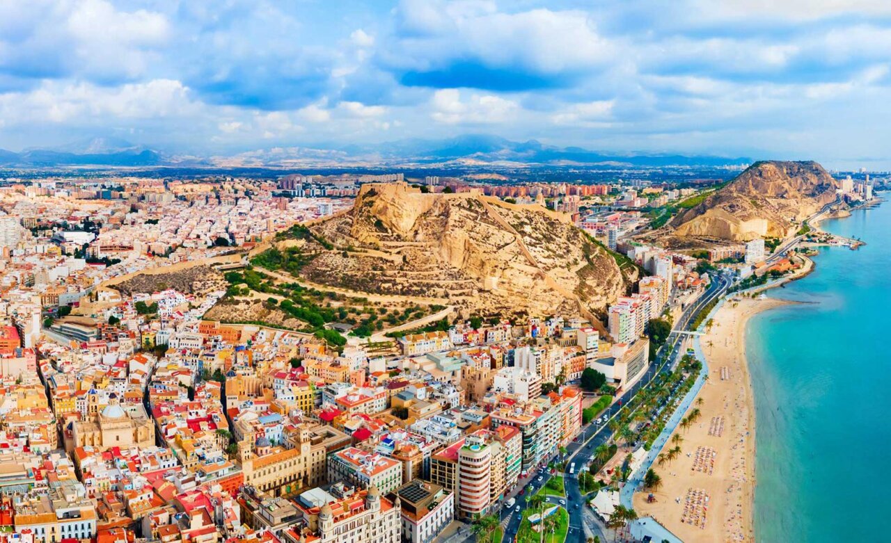 Vista panorámica de Alicante con su costa y montañas