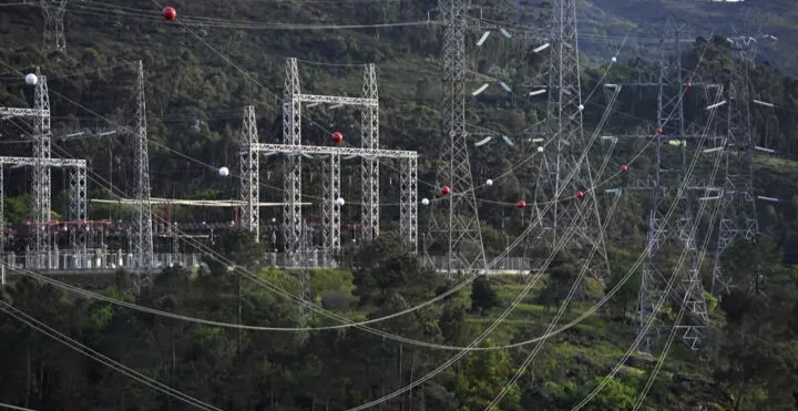 Infraestructura eléctrica con torres y cables en un paisaje montañoso