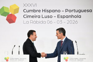 Dos líderes estrechando manos en la Cumbre Hispano-Portuguesa en Huelva