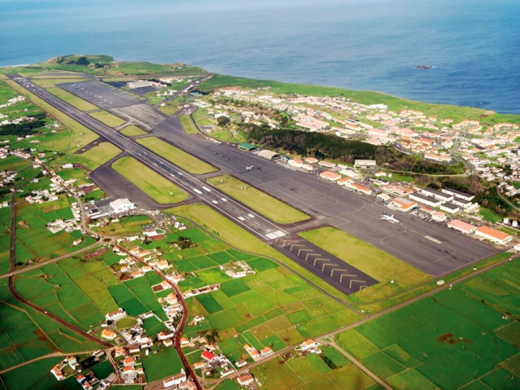 Vista aérea de la Base Aérea de Lajes en Portugal con paisajes verdes
