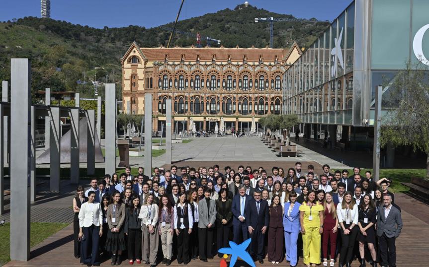 Grupo de jóvenes investigadores en el acto de entrega de becas de la Fundación la Caixa.