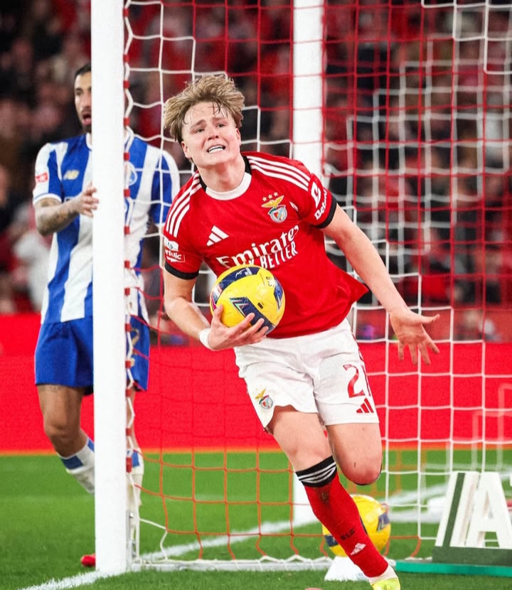 Jugador del Benfica celebrando un gol en el Estadio da Luz