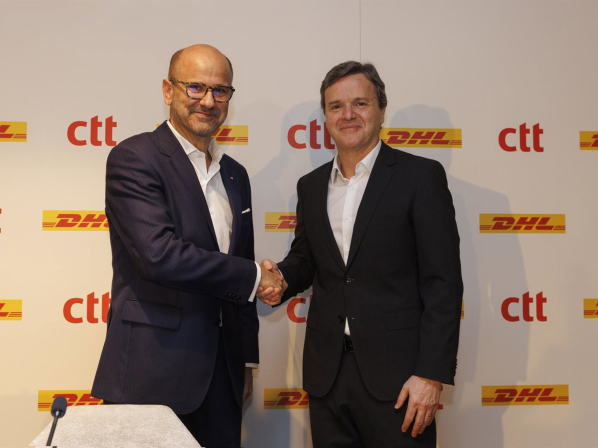 Dos ejecutivos de CTT y DHL estrechando manos en un anuncio de alianza