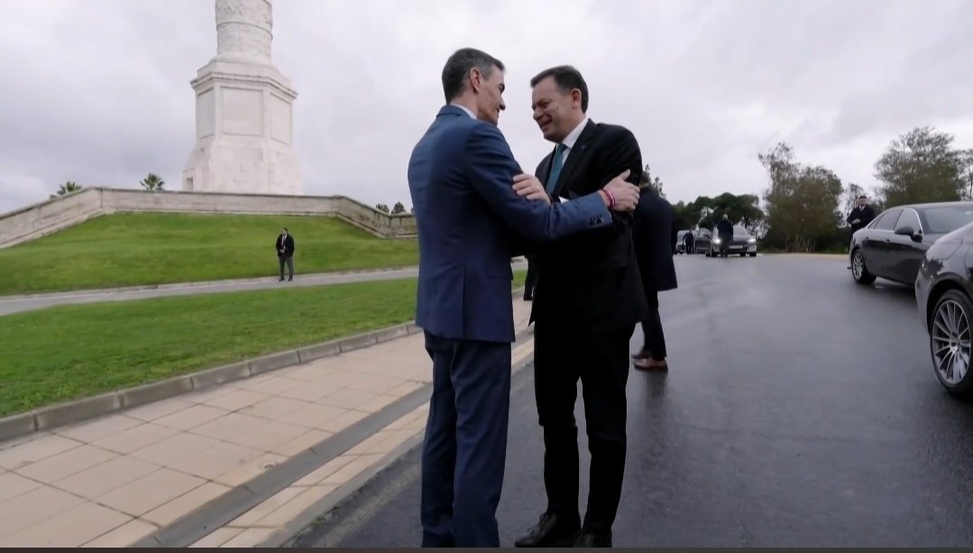 Líderes políticos se saludan durante la Cimeira Ibérica en Huelva