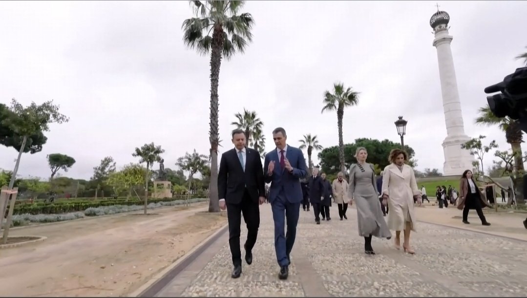 Líderes políticos caminando en un parque durante la Cumbre Ibérica en Huelva