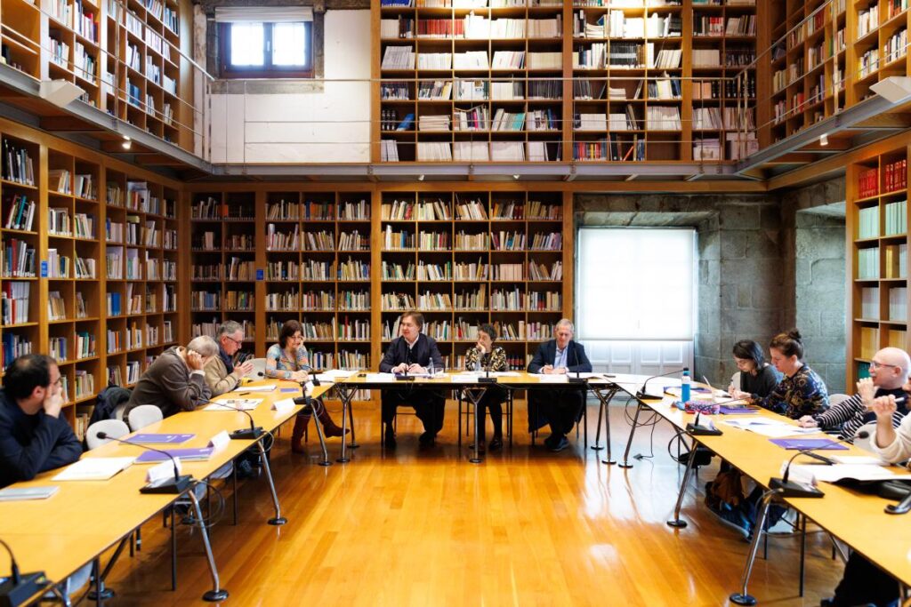 Reunión de la Comisión de Proyección Institucional en una biblioteca