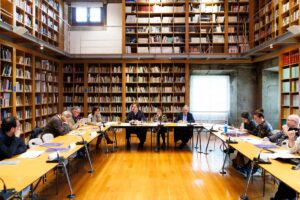 Reunión de la Comisión de Proyección Institucional en una biblioteca