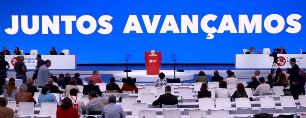 Congresso Nacional do PS com painel e participantes sentados