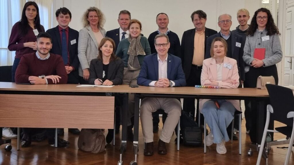 Participantes del Congresso da UEF em Barcelona, discutindo sobre federalismo europeu.