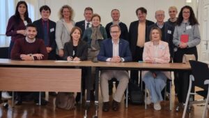 Participantes del Congresso da UEF em Barcelona, discutindo sobre federalismo europeu.