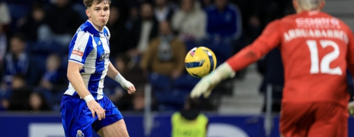 Jugador del FC Porto en acción durante un partido de fútbol