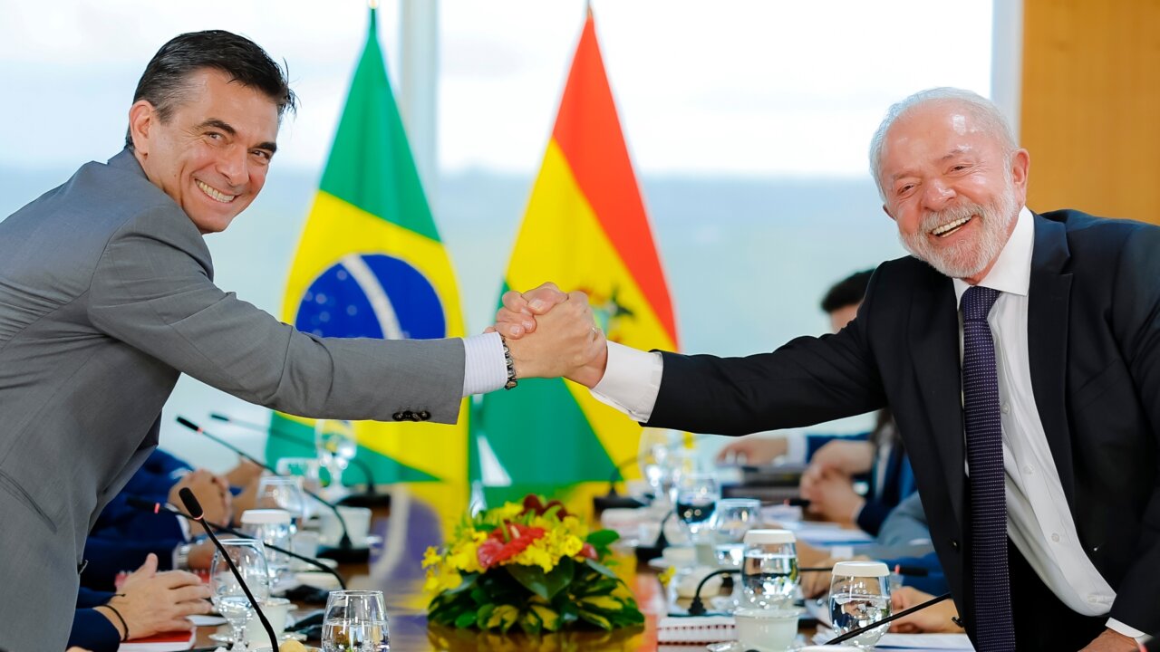 Rodrigo Paz y Lula da Silva estrechando manos en cumbre bilateral