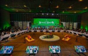 Reunión de la cumbre CELAC-África en Colombia con líderes y banderas