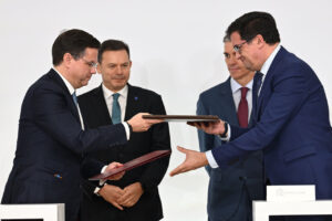 Ministros de España y Portugal firmando un acuerdo en la cumbre
