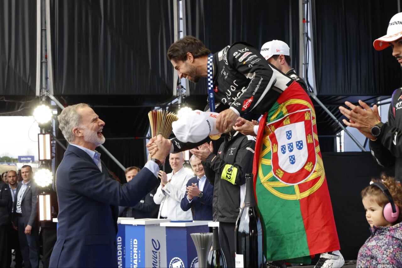 Antonio Félix da Costa celebra su victoria en el e-Prix de Fórmula E en Madrid