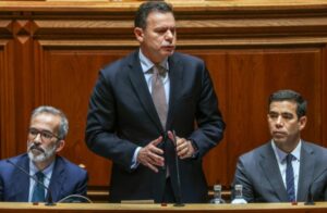 Tres políticos en un discurso en el parlamento de Portugal