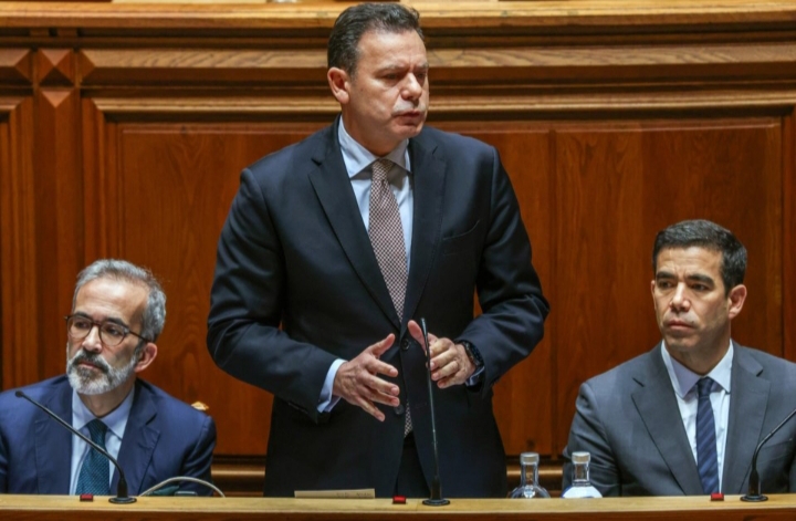 Tres políticos en un discurso en el parlamento de Portugal