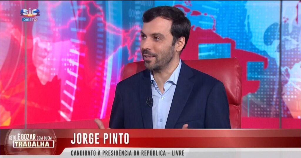 Jorge Pinto durante una entrevista en un programa de televisión