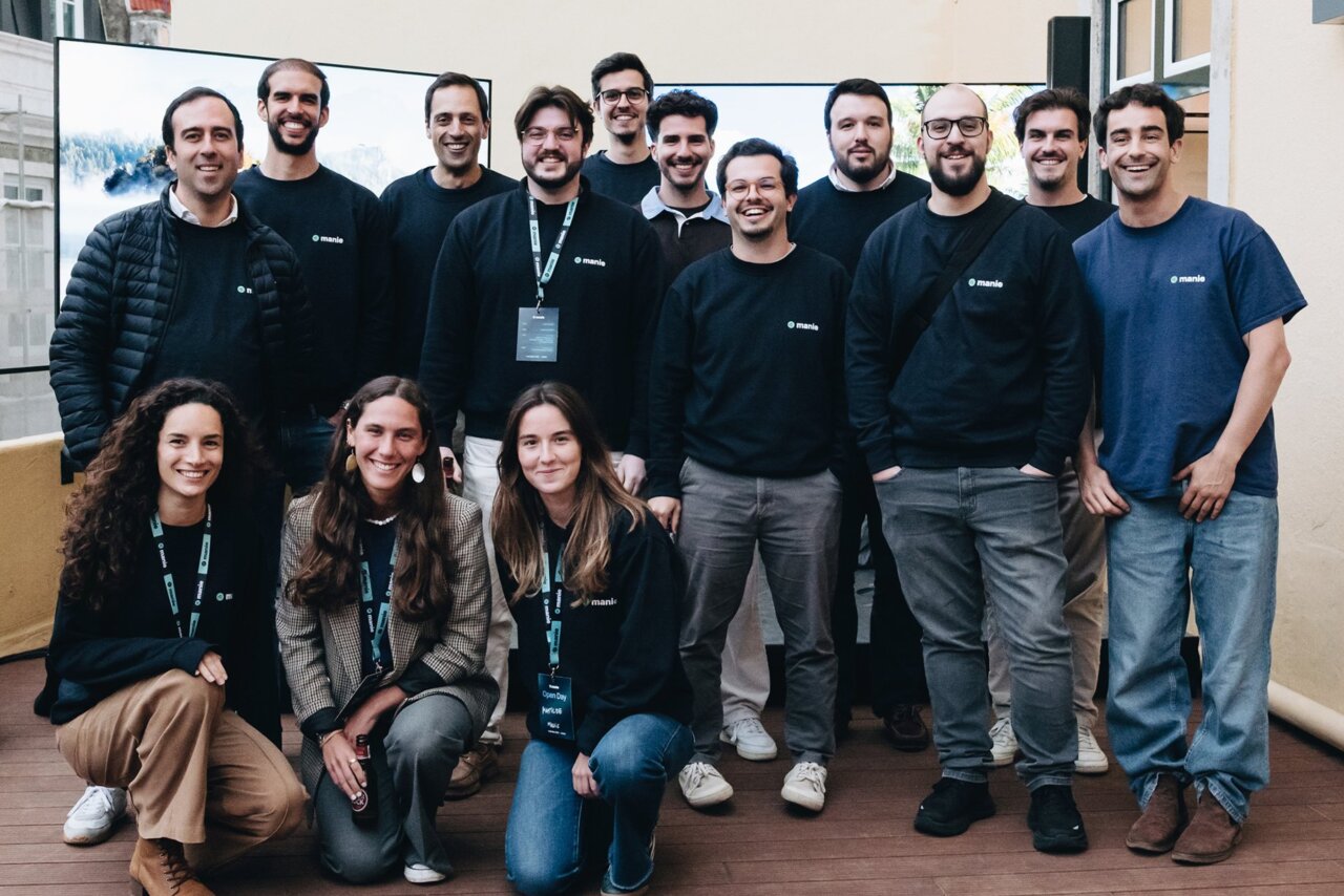 Equipo de Manie en un evento de presentación en España