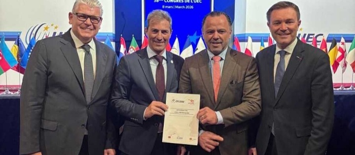 Representantes das federações de ciclismo de Portugal e Espanha durante a assinatura de um protocolo.