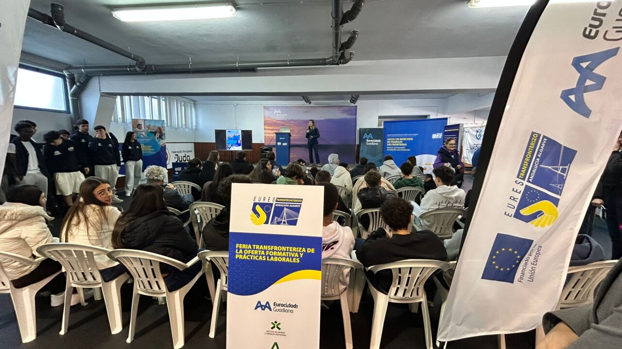 Estudiantes en la Feria Transfronteriza de la Oferta Formativa y Prácticas Laborales