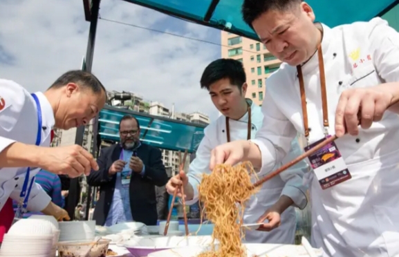 Chefs preparando platos en un festival de gastronomía en Macau
