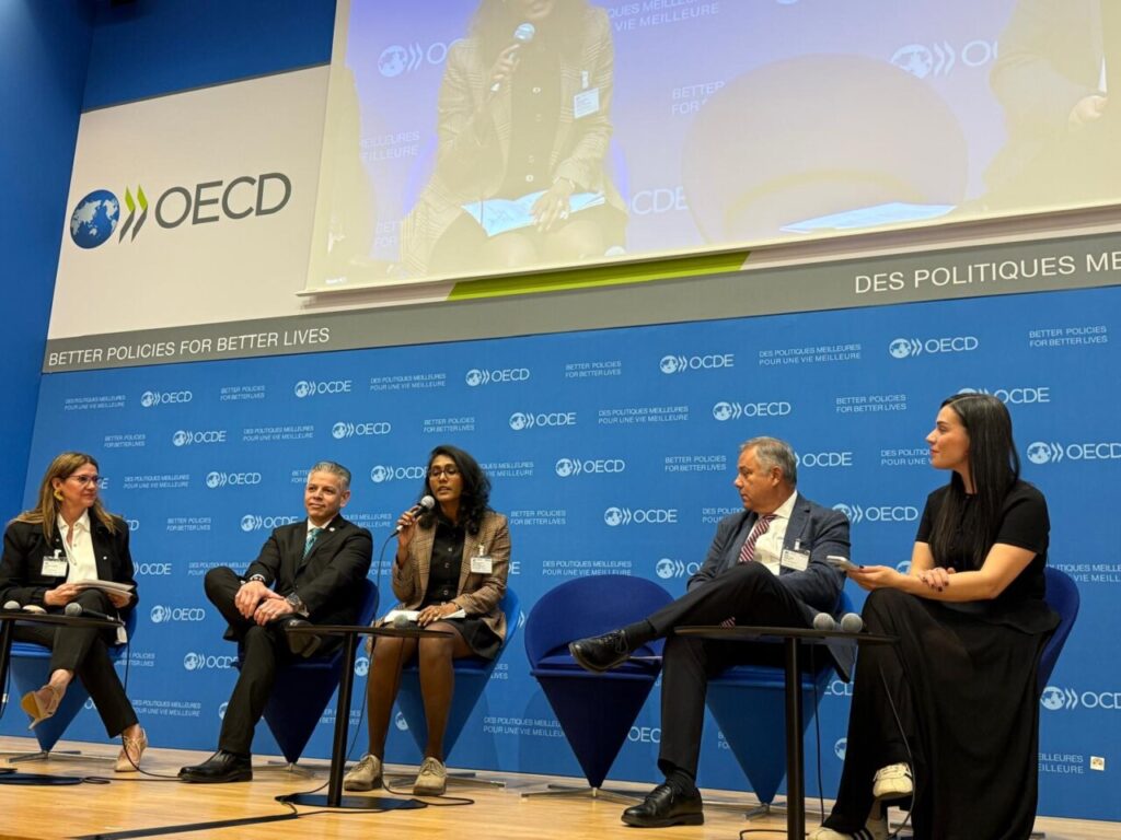 Panel de discusión en el Foro de la OCDE sobre comercio ilícito en París